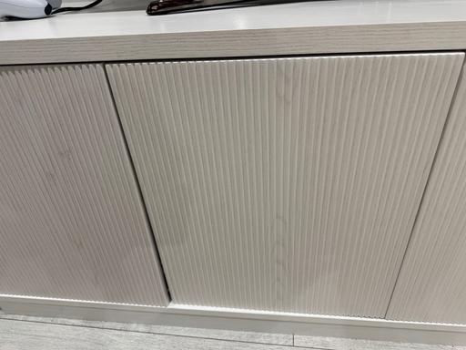  — Tv stand up to 70inches