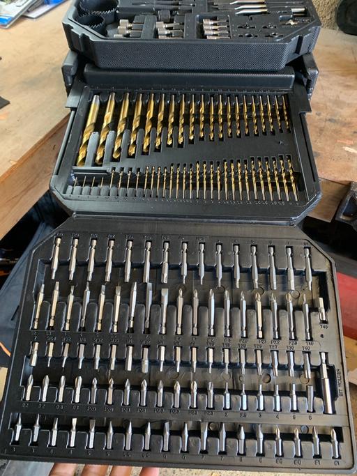  — Large drill bit set