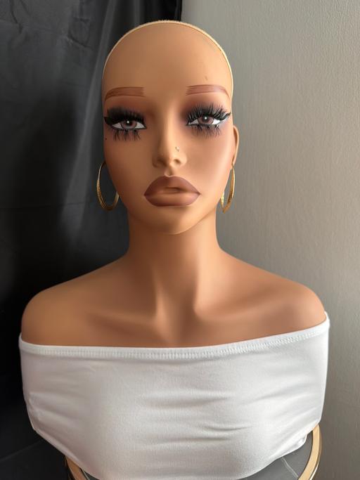  — Mannequin