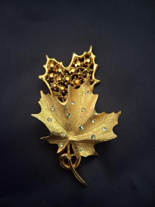  — Maple leaf brooch