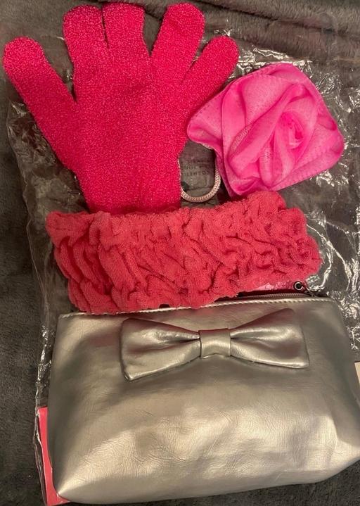  — Avon spoil me set