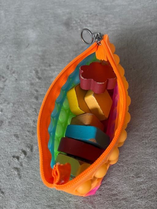  — Popit pencil case with random shapes inside