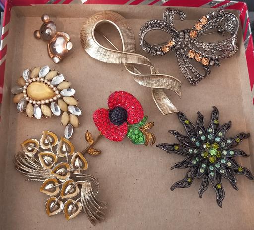  — Nice lot of brooches