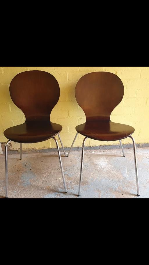  — Pair of multilayered curved plywood chairs