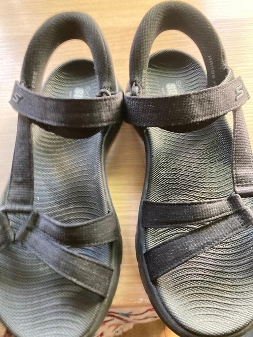  — Skechers slip ins with goga mat