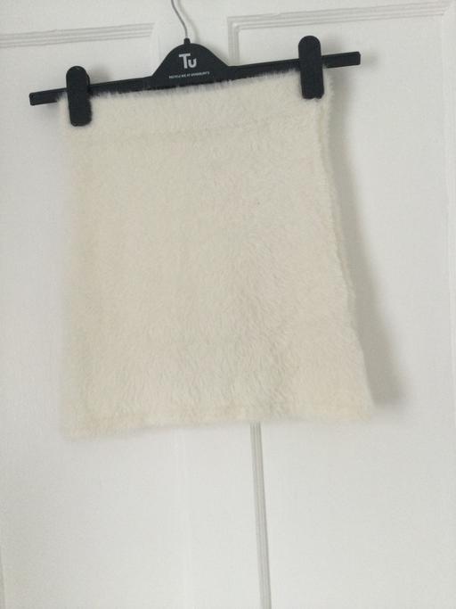  — Girls fluffy skirt age 10/11