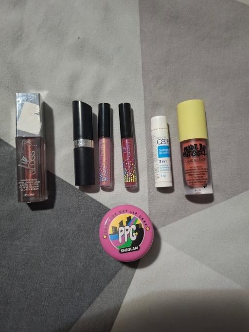  — brand new lip stick bundle