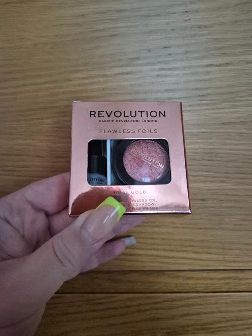  — new Revolution Flawless Foils Eyeshadow