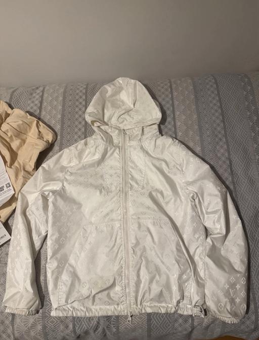  — Lv reversible windbreaker