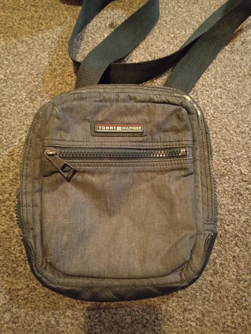  — Tommy Hilfiger bag zip broken
