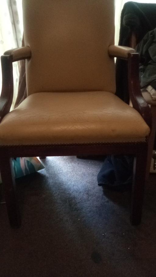  — uphalsted  dinning chair