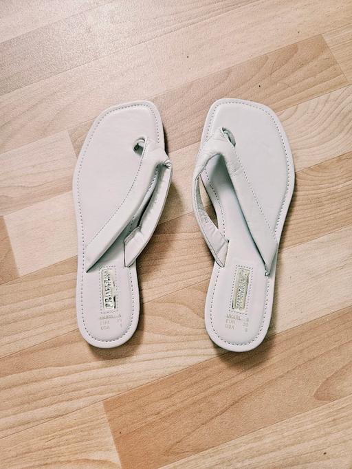  — Sandals, size 6.