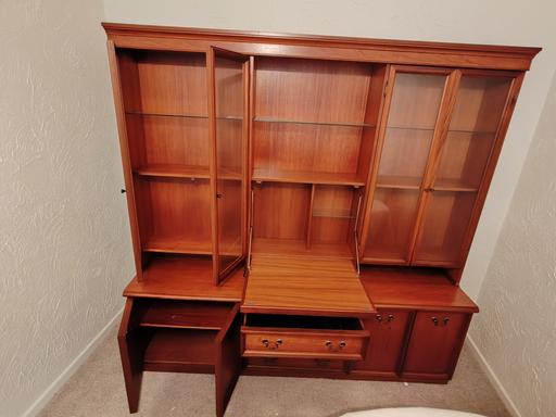  — Large display cabinet