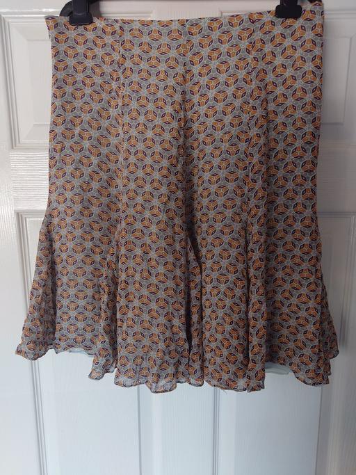  — Women's patterned skirt size 16