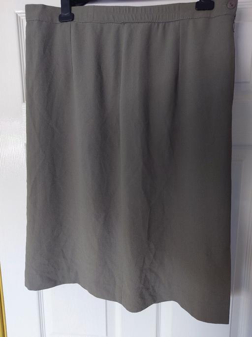  — Women's green skirt size 18