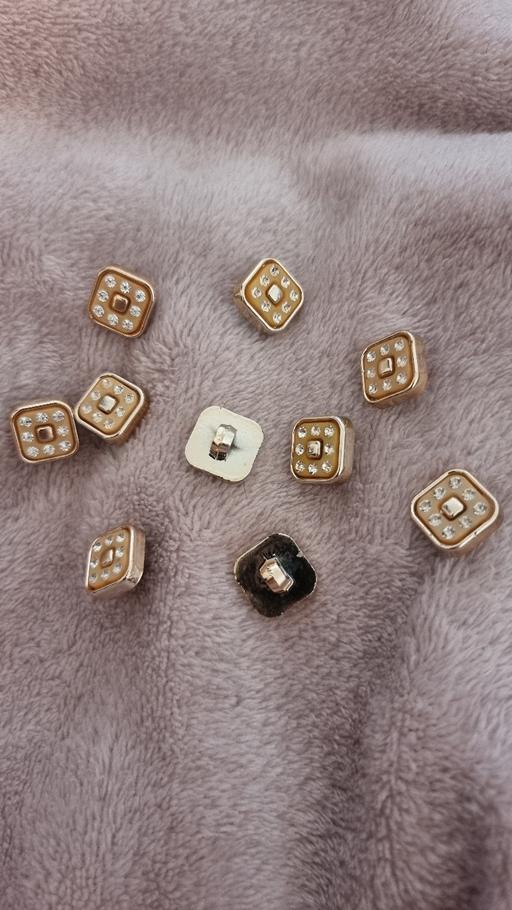  — 10 buttons £1