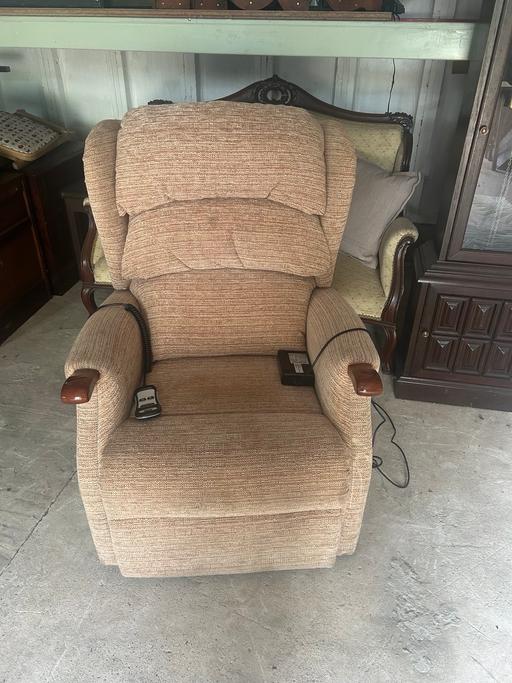  — HSL rise and recliner chair in oatmeal