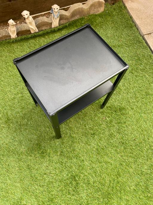 — Table metal