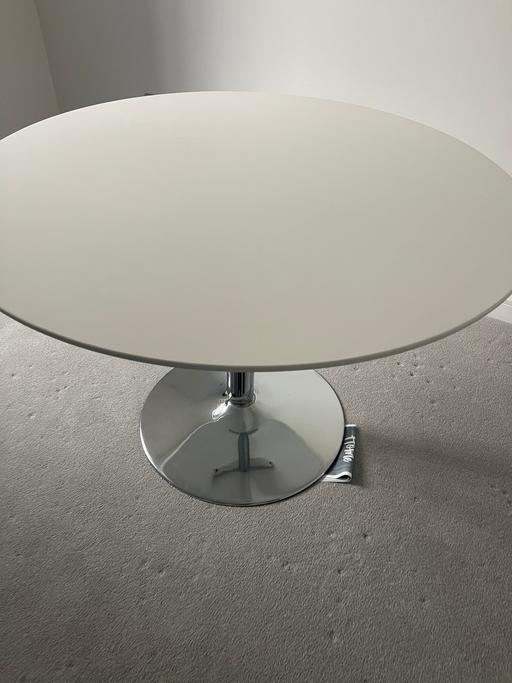  — Dining Round table - white