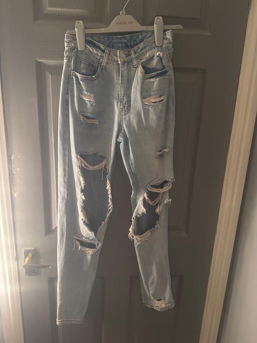 — Ripped jeans