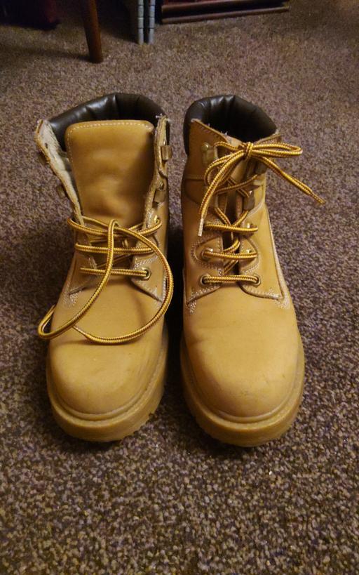  — Ladies walking boots