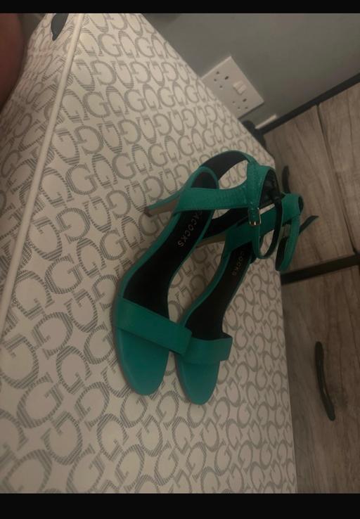  — Turquoise high heels