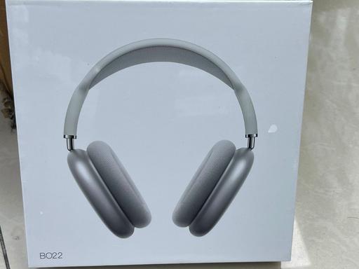  — Premium White Over-Ear Headphones with Mesh D