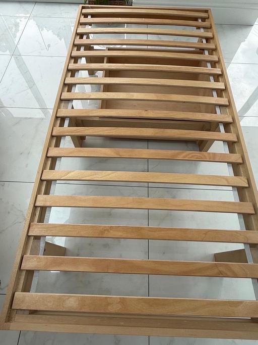 — Solid wood bed