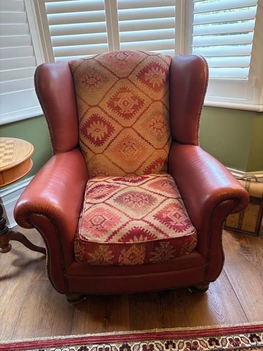  — Armchair