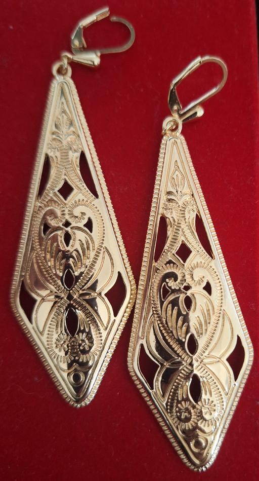  — earrings
