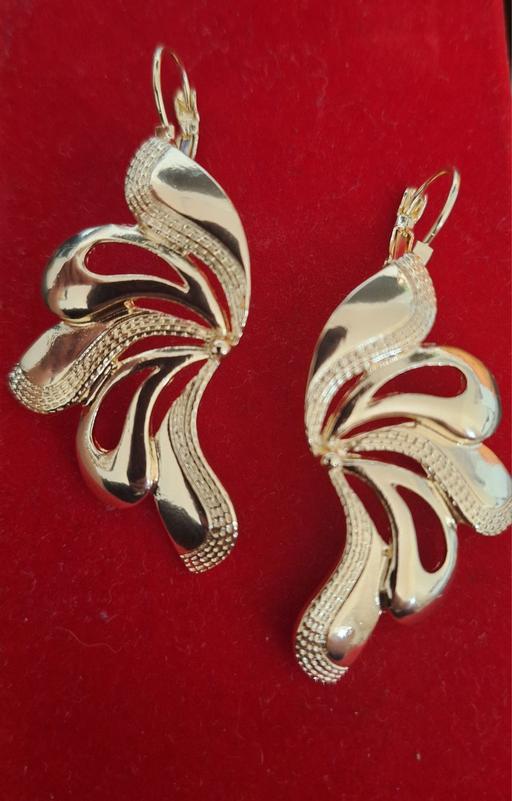  — earrings