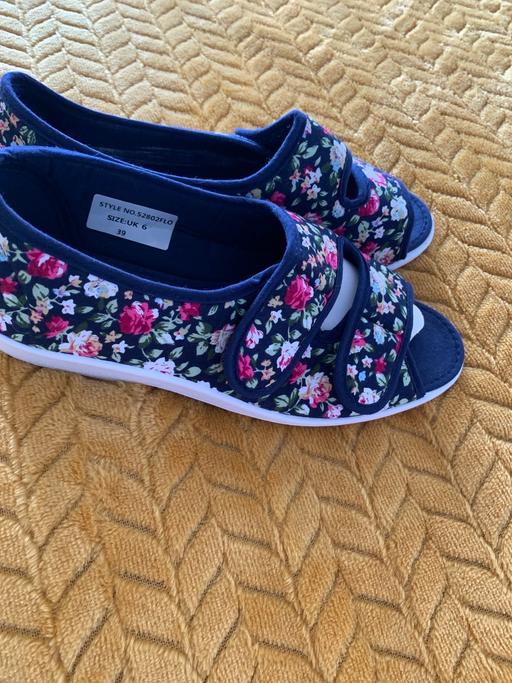 — Ladies sandals new size 6 buyer collect