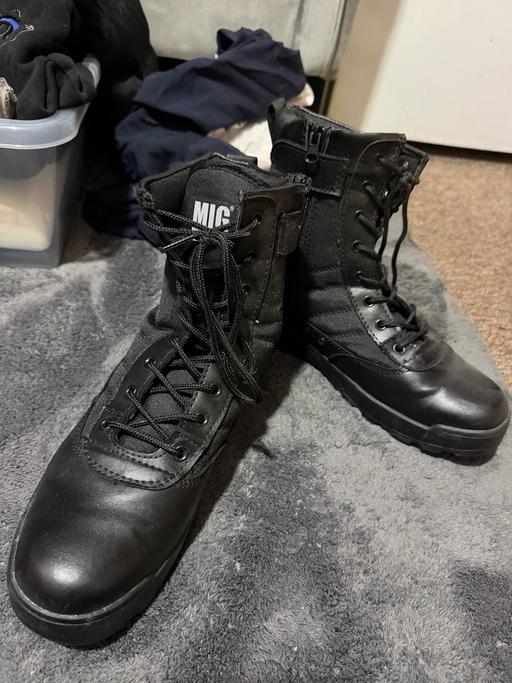  — Men’s security boots