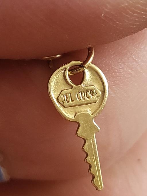  — unusual 9ct gold solid yale key pendant/charm