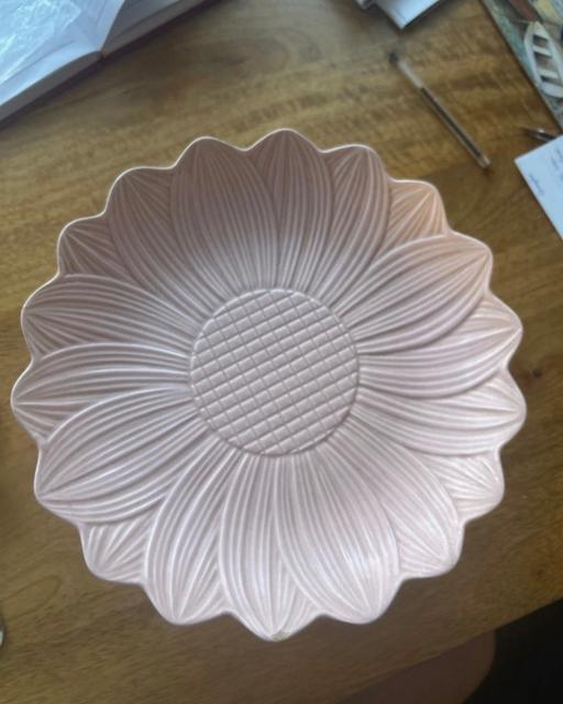  — Cake stand
