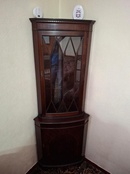  — corner display unit