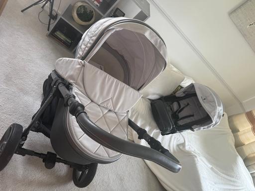  — From 700 selling £50 Pram venicci