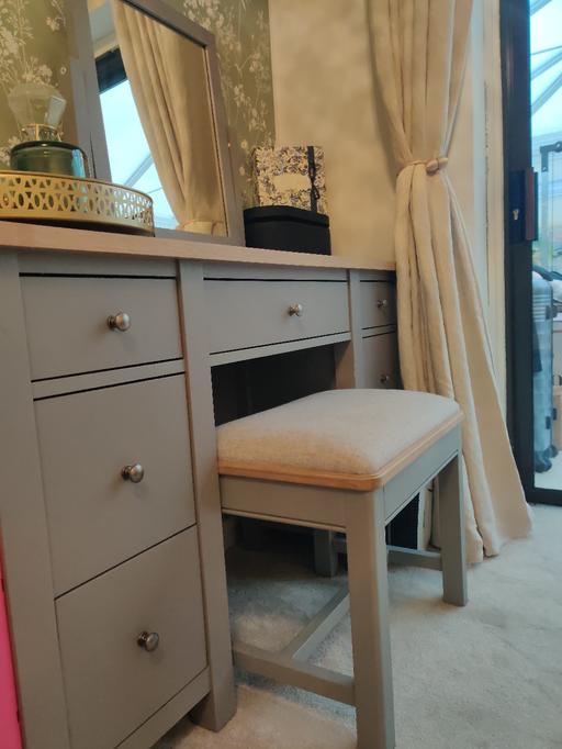  — dressing table with mirror and stool