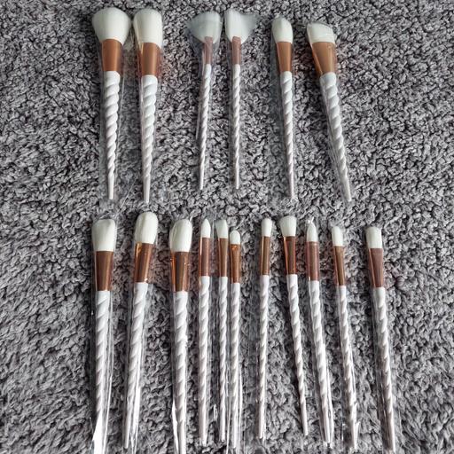  — make up brushs new x 17 white