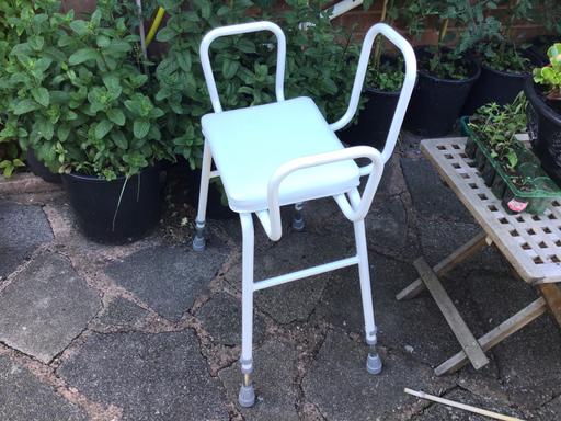  — Perching chair with arms