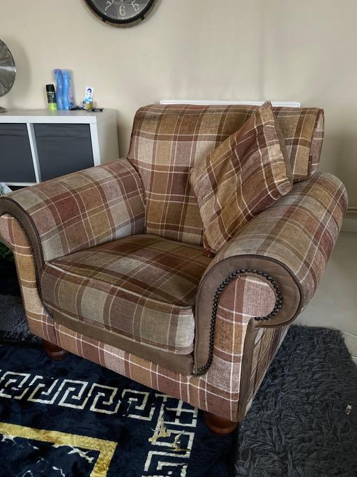  — Armchair