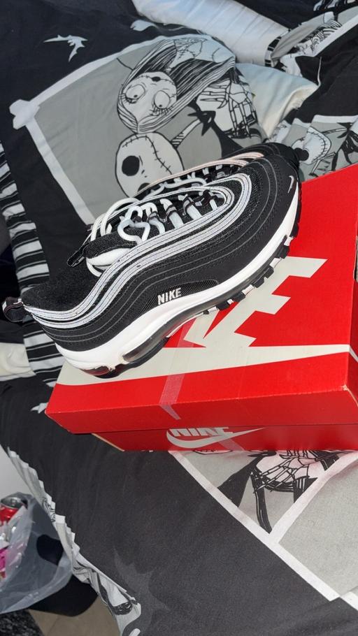  — Nike trainers