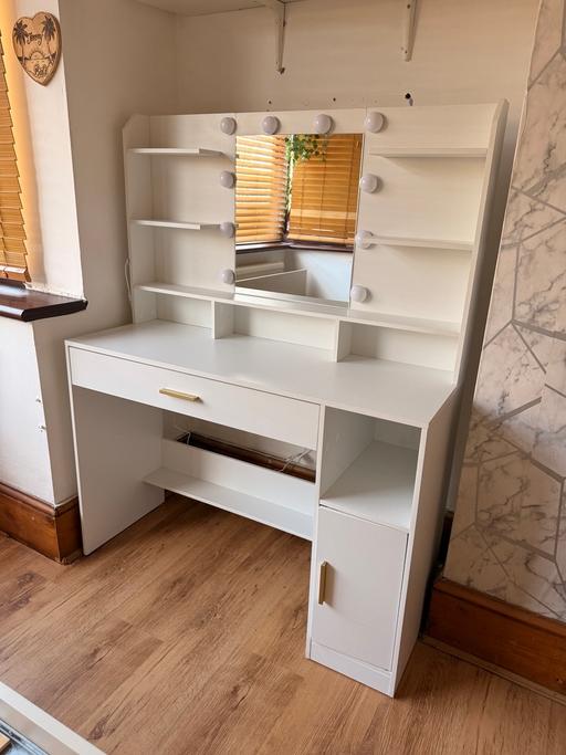  — Vanity desk table + chair free