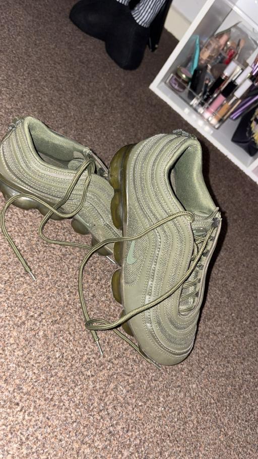  — Nike trainers