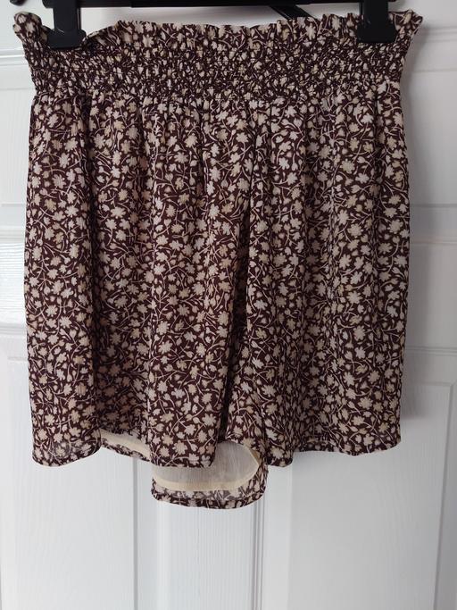  — Women's patterned skirt size M