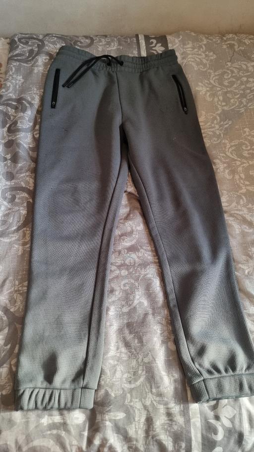  — Mens jogger size M