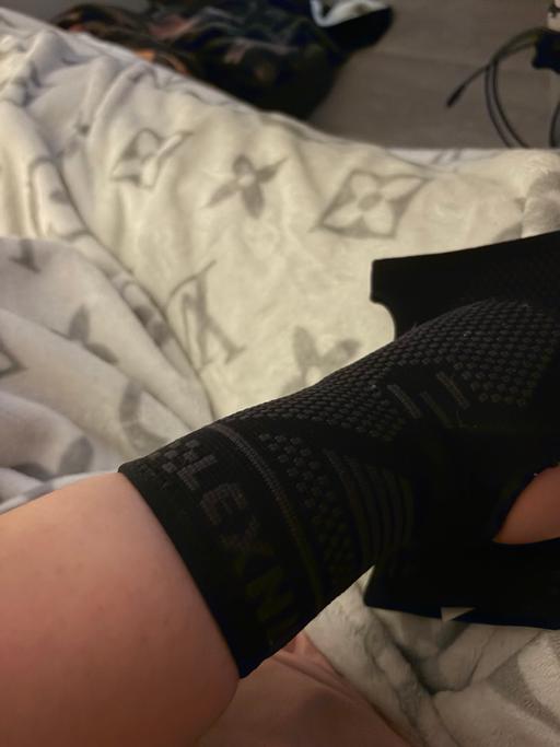  — 2pcs wrist aupports