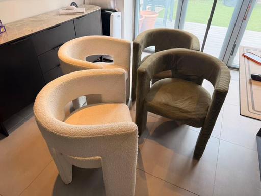  — Used dining chair ( 4 pieces )