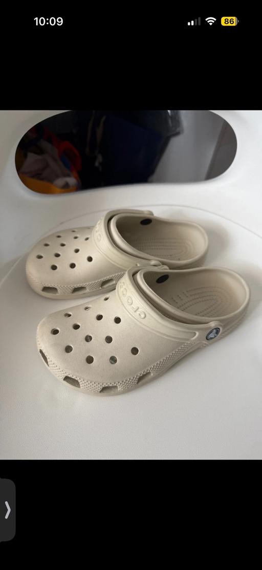  — cream crocs