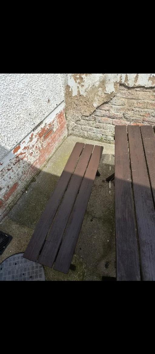  — table with 2 benches